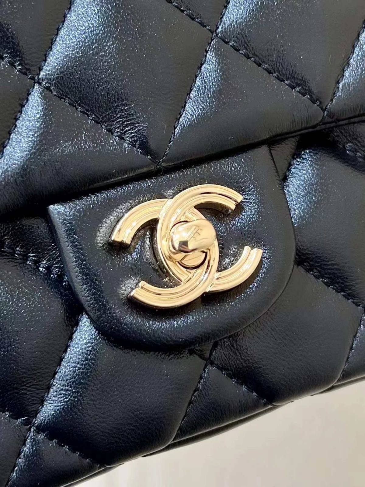 Ellebag’s Masterful Recreation of the Chanel 23S 4023 Black Lambskin Flap Bag with Gold Hardware(2024 Dec Updated)-Best Quality Fake Louis Vuitton Bag Online Store, Replica designer bag ru