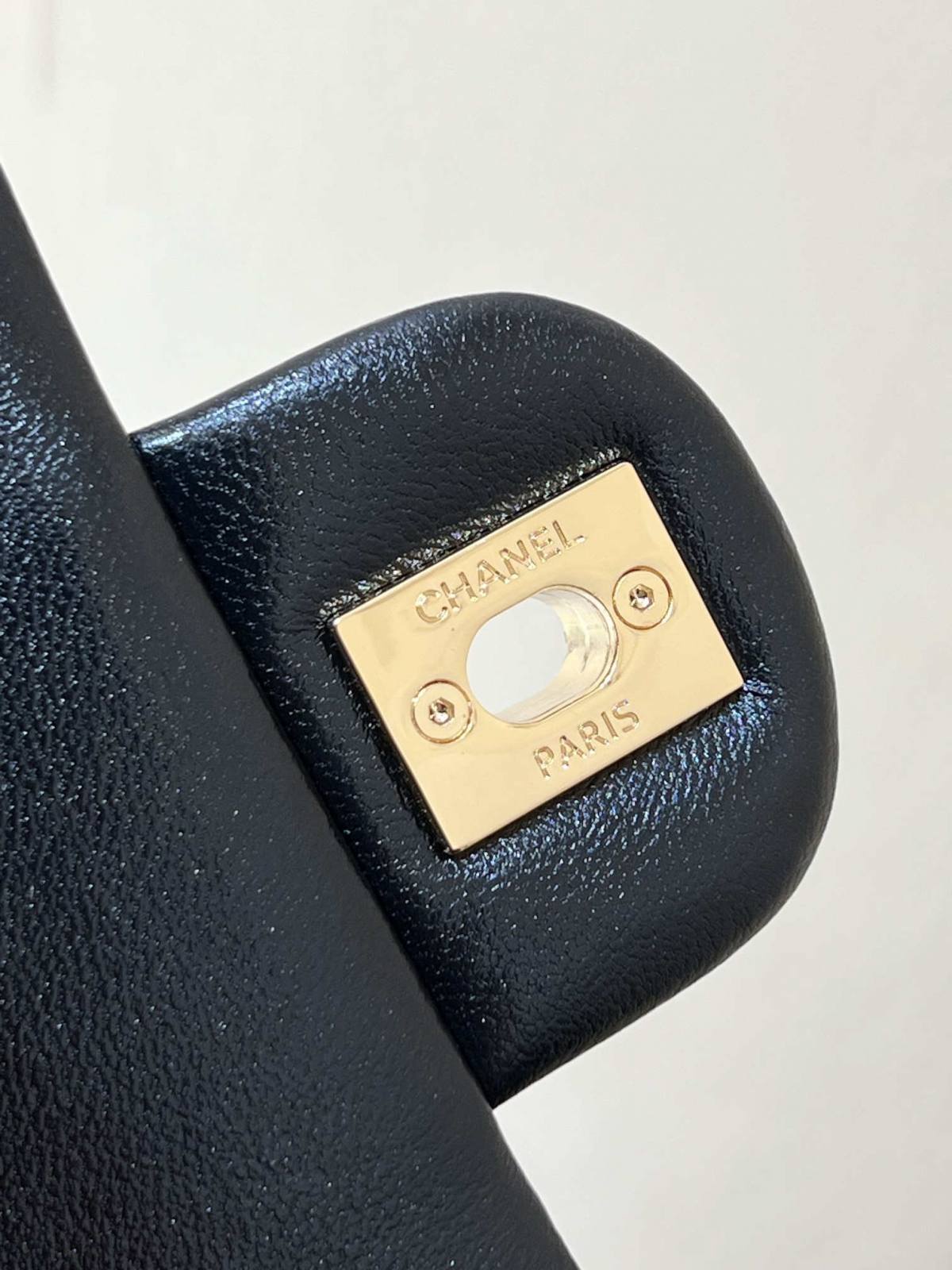 Ellebag’s Masterful Recreation of the Chanel 23S 4023 Black Lambskin Flap Bag with Gold Hardware(2024 Dec Updated)-Best Quality Fake Louis Vuitton Bag Online Store, Replica designer bag ru