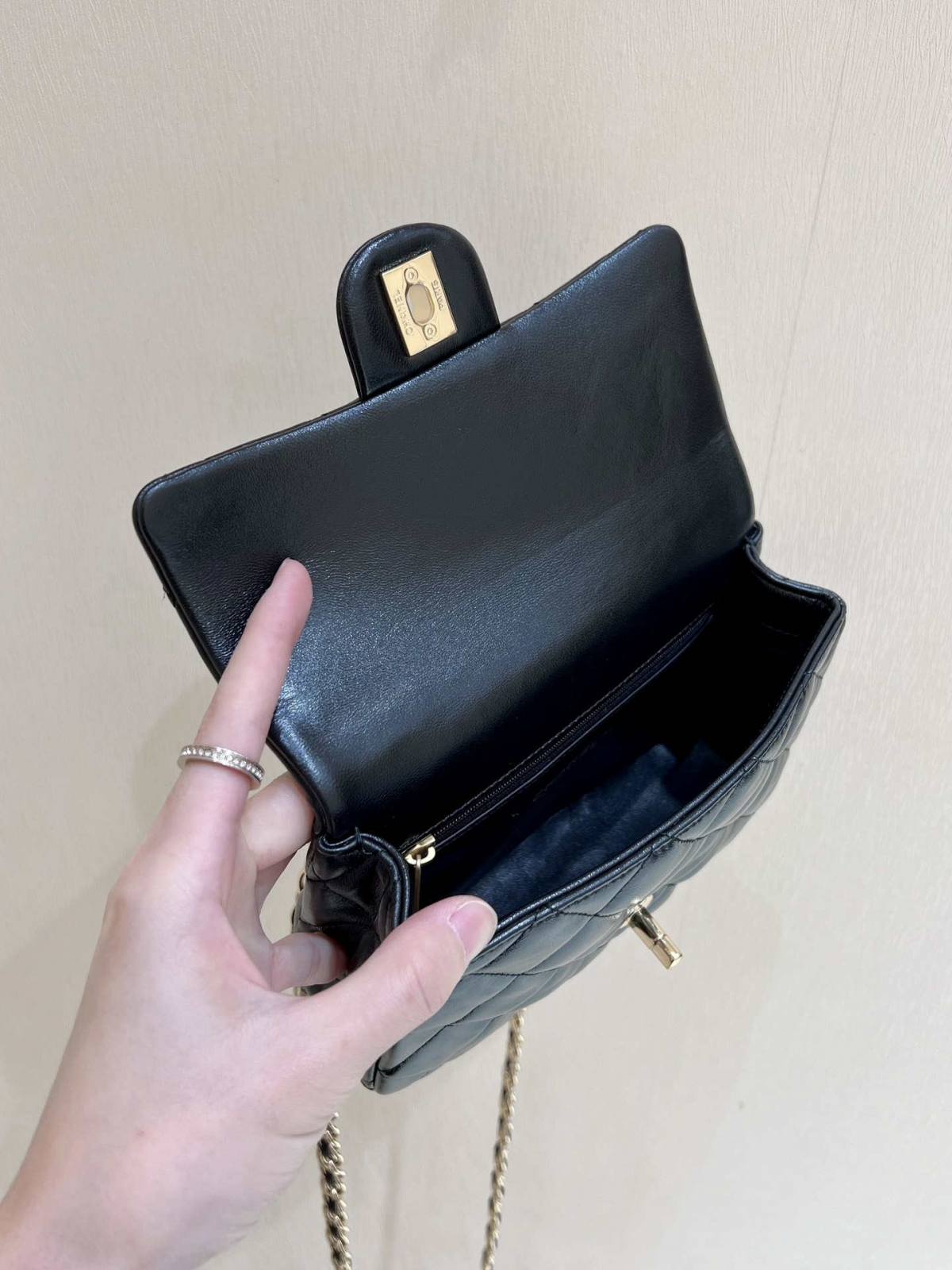 Ellebag’s Masterful Recreation of the Chanel 23S 4023 Black Lambskin Flap Bag with Gold Hardware(2024 Dec Updated)-Best Quality Fake Louis Vuitton Bag Online Store, Replica designer bag ru