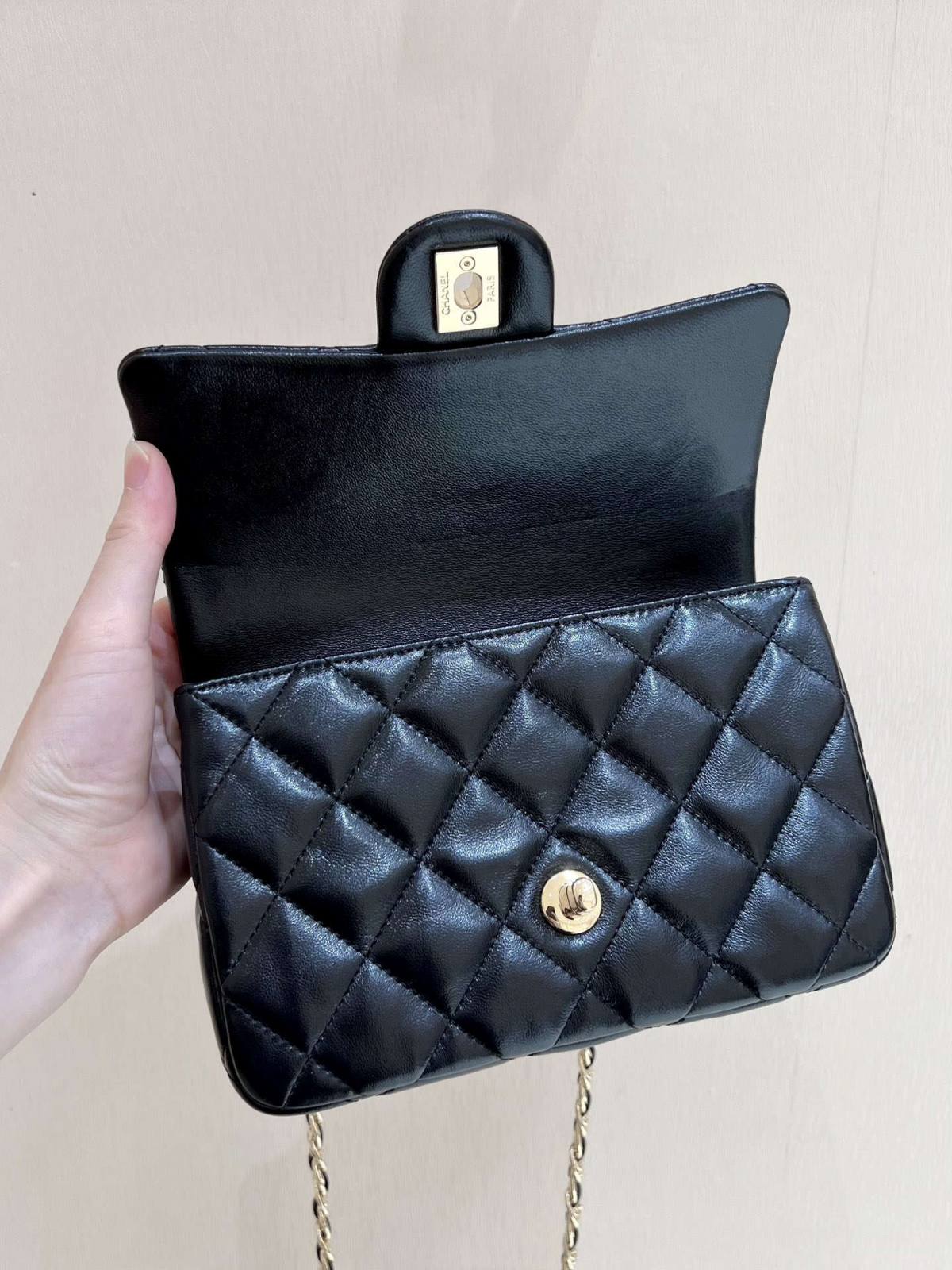 Ellebag’s Masterful Recreation of the Chanel 23S 4023 Black Lambskin Flap Bag with Gold Hardware(2024 Dec Updated)-Best Quality Fake Louis Vuitton Bag Online Store, Replica designer bag ru