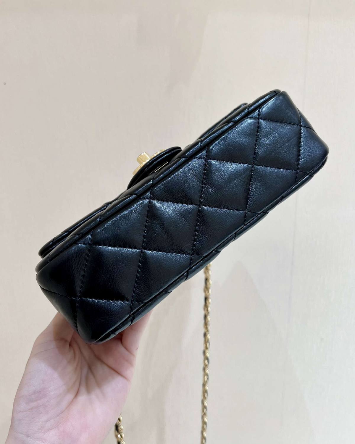 Ellebag’s Masterful Recreation of the Chanel 23S 4023 Black Lambskin Flap Bag with Gold Hardware(2024 Dec Updated)-Best Quality Fake Louis Vuitton Bag Online Store, Replica designer bag ru