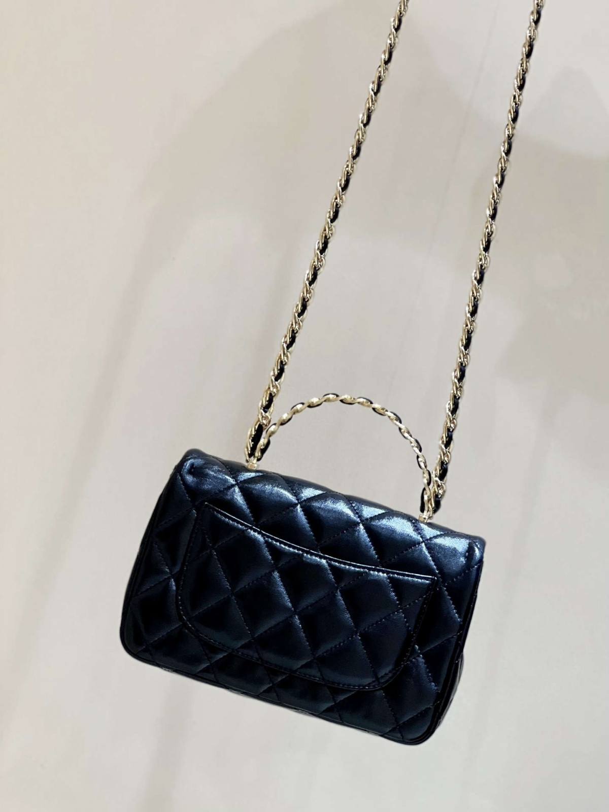 Ellebag’s Masterful Recreation of the Chanel 23S 4023 Black Lambskin Flap Bag with Gold Hardware(2024 Dec Updated)-Best Quality Fake Louis Vuitton Bag Online Store, Replica designer bag ru