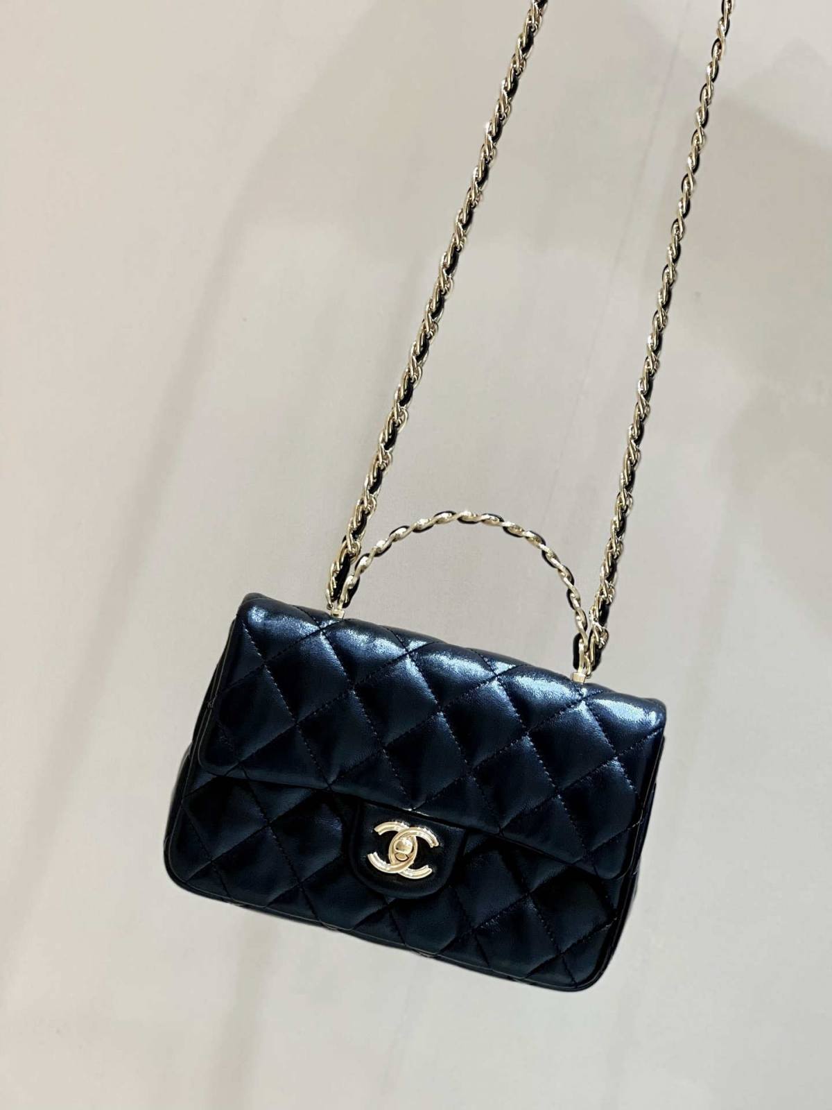 Ellebag’s Masterful Recreation of the Chanel 23S 4023 Black Lambskin Flap Bag with Gold Hardware(2024 Dec Updated)-Best Quality Fake Louis Vuitton Bag Online Store, Replica designer bag ru