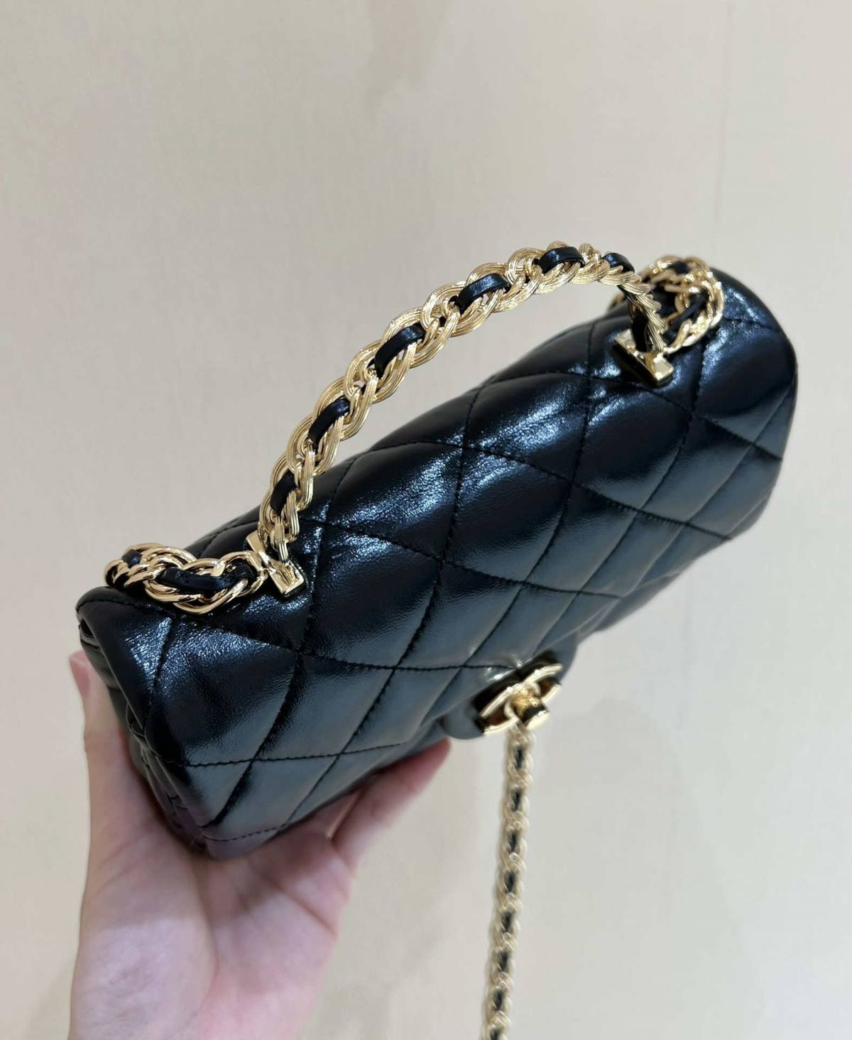 Ellebag’s Masterful Recreation of the Chanel 23S 4023 Black Lambskin Flap Bag with Gold Hardware(2024 Dec Updated)-Best Quality Fake Louis Vuitton Bag Online Store, Replica designer bag ru