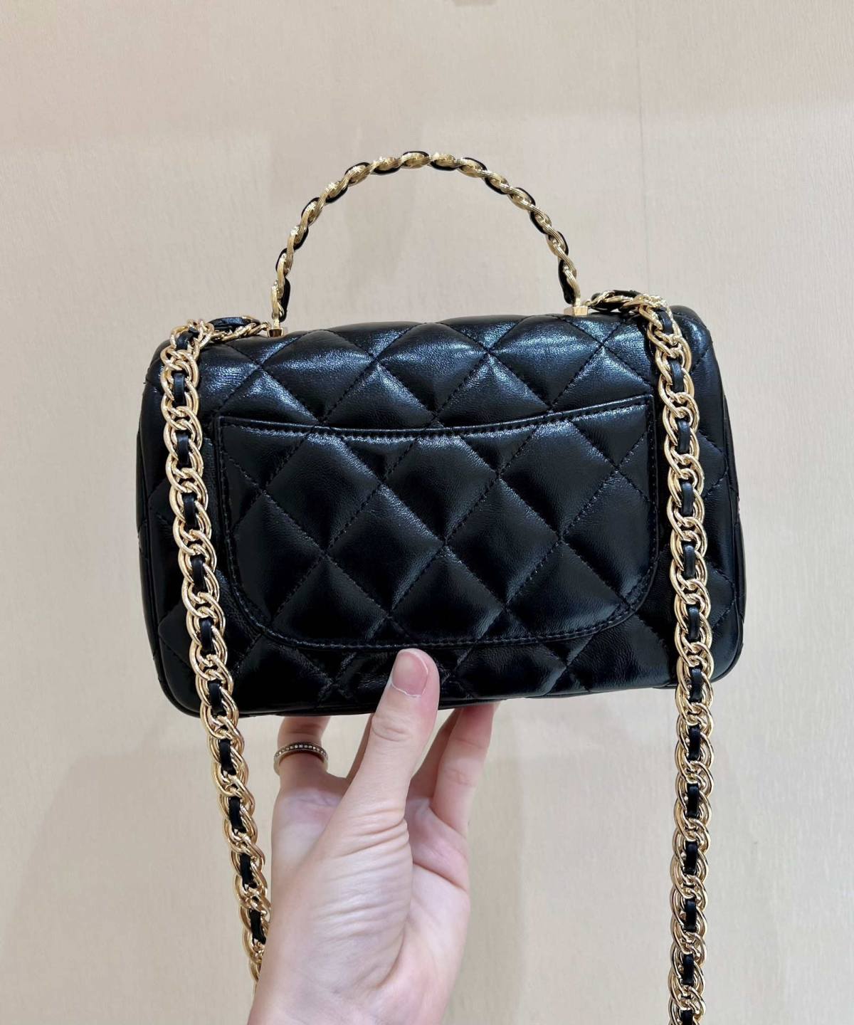 Ellebag’s Masterful Recreation of the Chanel 23S 4023 Black Lambskin Flap Bag with Gold Hardware(2024 Dec Updated)-Best Quality Fake Louis Vuitton Bag Online Store, Replica designer bag ru