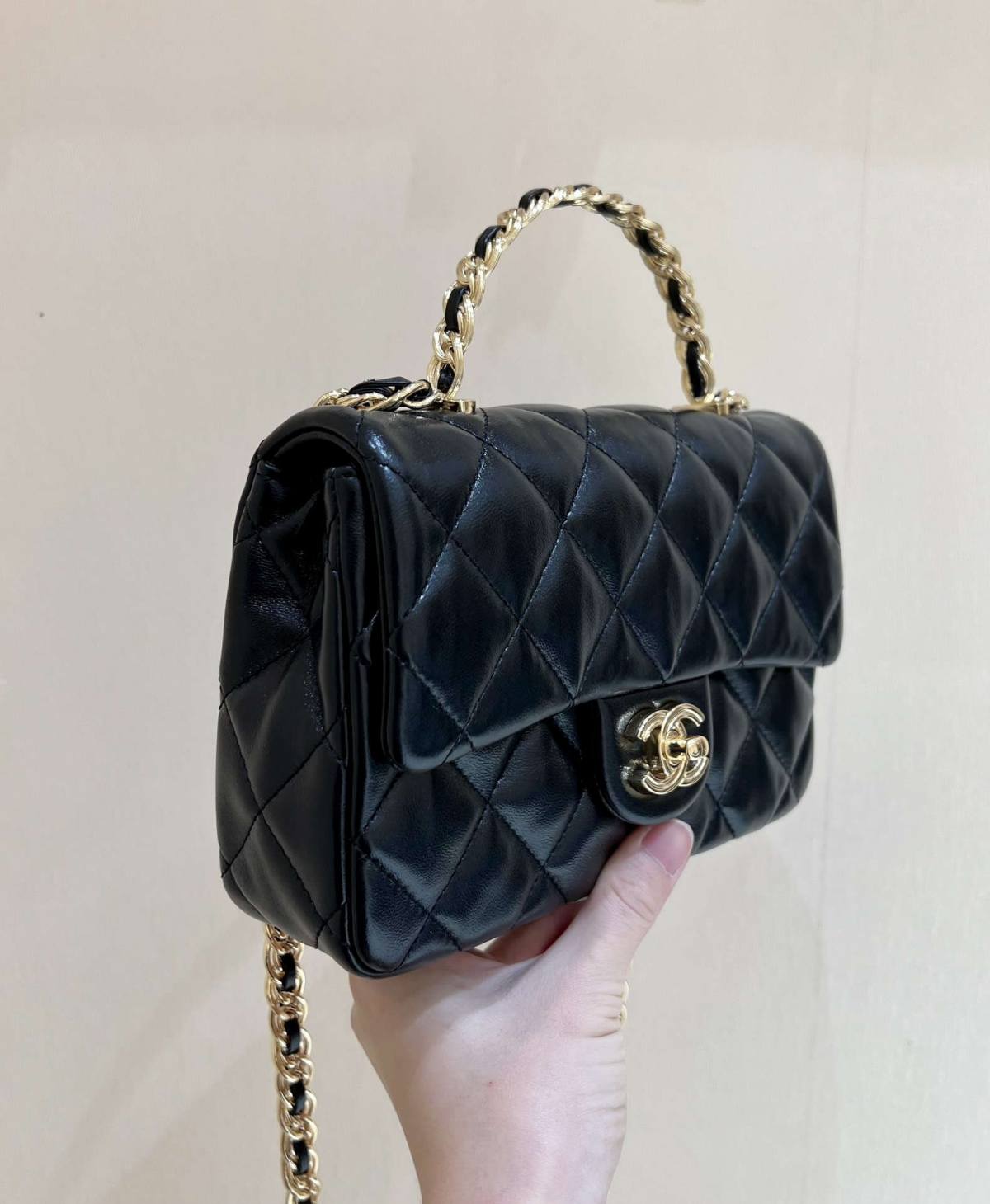 Ellebag’s Masterful Recreation of the Chanel 23S 4023 Black Lambskin Flap Bag with Gold Hardware(2024 Dec Updated)-Best Quality Fake Louis Vuitton Bag Online Store, Replica designer bag ru