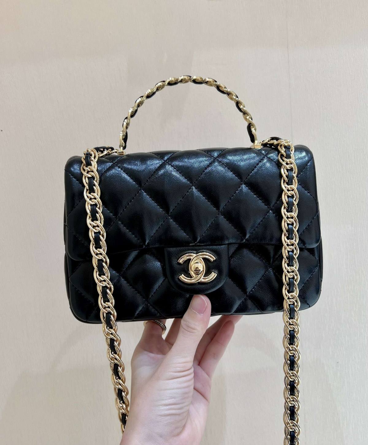 Ellebag’s Masterful Recreation of the Chanel 23S 4023 Black Lambskin Flap Bag with Gold Hardware(2024 Dec Updated)-Best Quality Fake Louis Vuitton Bag Online Store, Replica designer bag ru