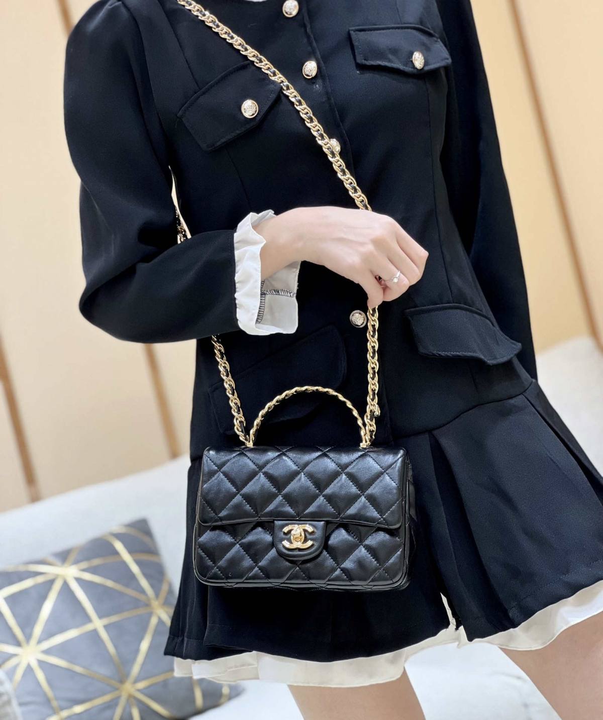 Ellebag’s Masterful Recreation of the Chanel 23S 4023 Black Lambskin Flap Bag with Gold Hardware(2024 Dec Updated)-Best Quality Fake Louis Vuitton Bag Online Store, Replica designer bag ru