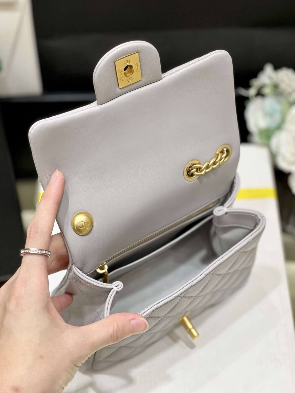 Ellebag’s Masterful Recreation of the Chanel 23S 4040 Blue Lambskin Flap Bag with Gold Hardware(2024 Dec Updated)-Best Quality Fake Louis Vuitton Bag Online Store, Replica designer bag ru