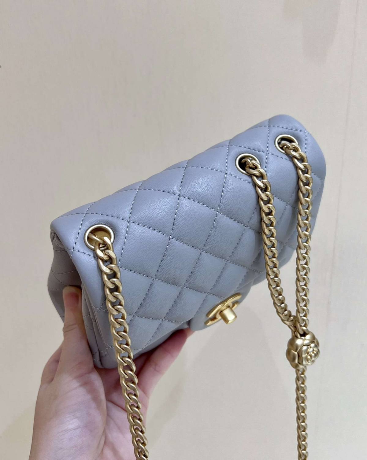 Ellebag’s Masterful Recreation of the Chanel 23S 4040 Blue Lambskin Flap Bag with Gold Hardware(2024 Dec Updated)-Best Quality Fake Louis Vuitton Bag Online Store, Replica designer bag ru