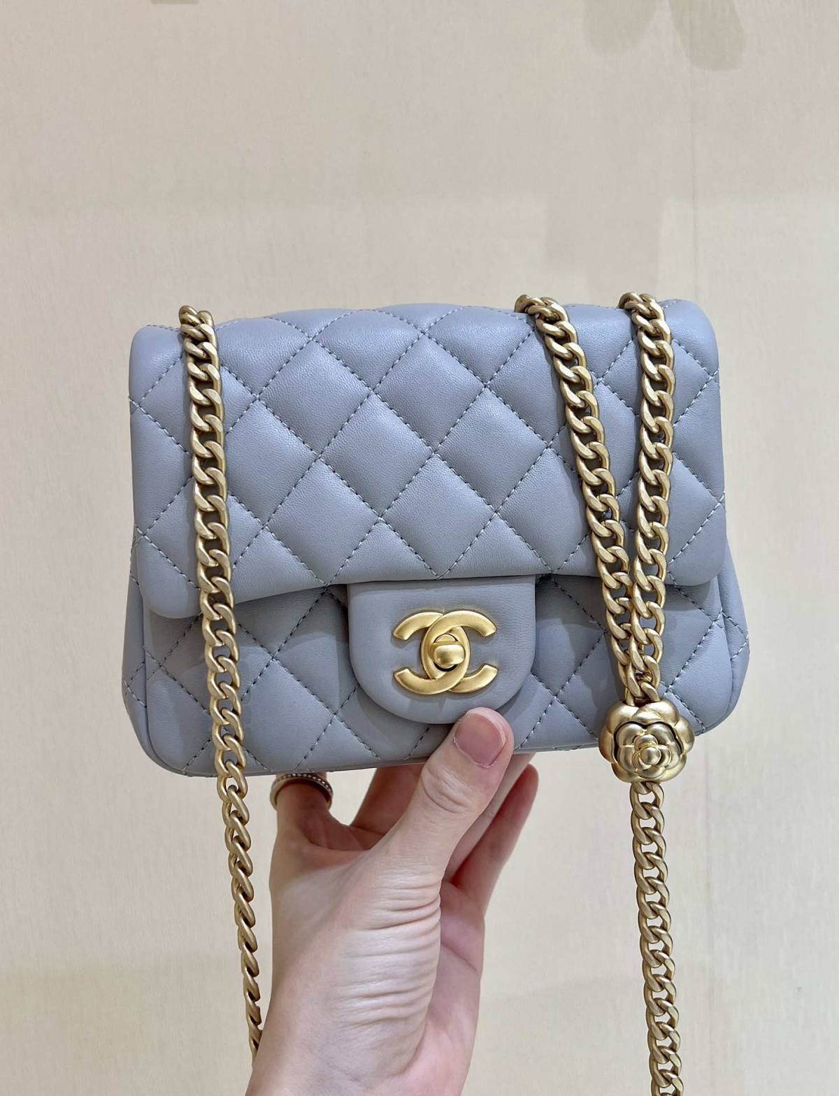 Ellebag’s Masterful Recreation of the Chanel 23S 4040 Blue Lambskin Flap Bag with Gold Hardware(2024 Dec Updated)-Best Quality Fake Louis Vuitton Bag Online Store, Replica designer bag ru