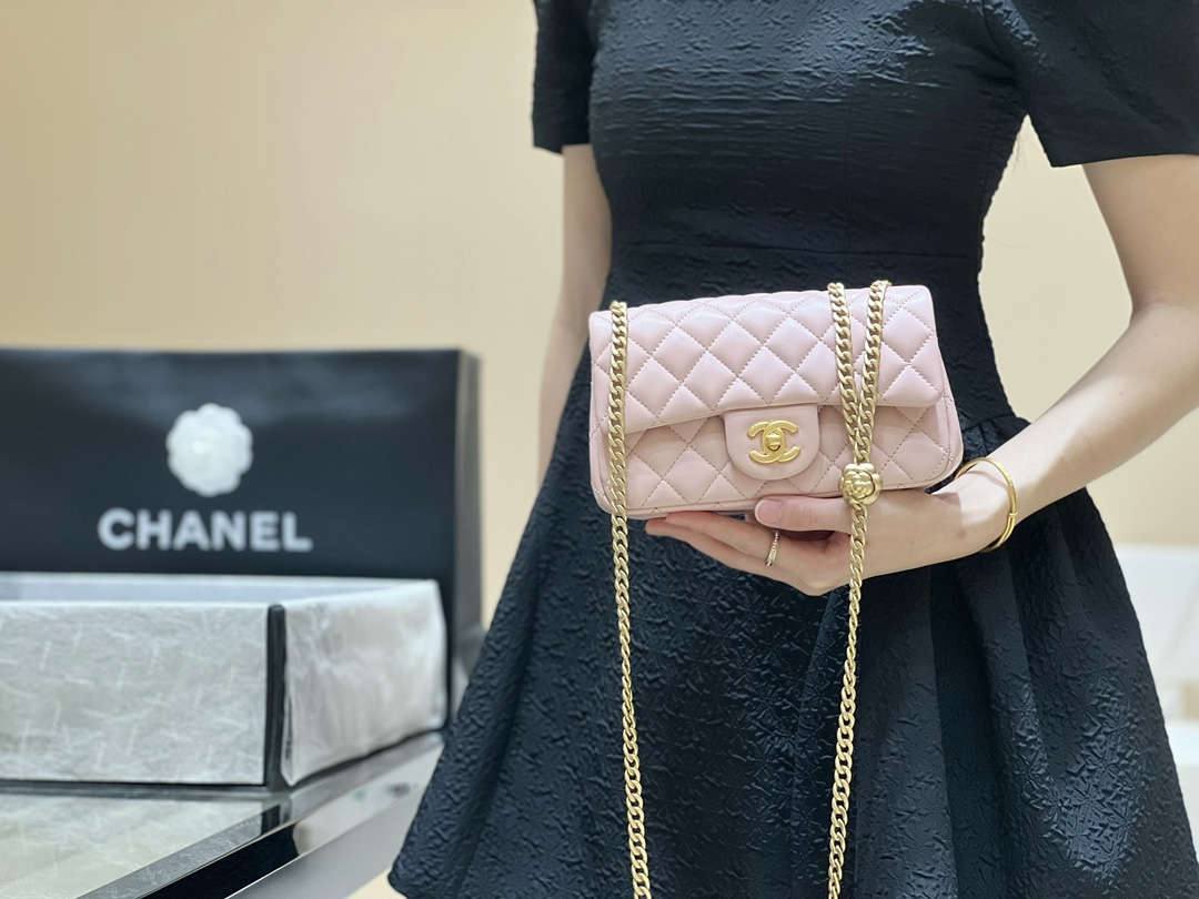 Ellebag’s Masterful Recreation of the Chanel 23S 4040 Pink Lambskin Flap Bag with Gold Hardware(2024 Dec Updated)-Best Quality Fake Louis Vuitton Bag Online Store, Replica designer bag ru