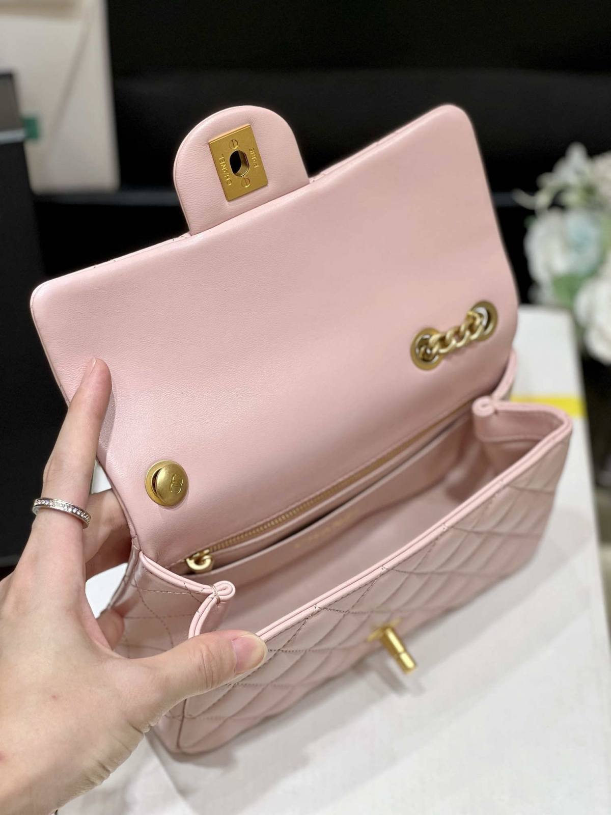 Ellebag’s Masterful Recreation of the Chanel 23S 4040 Pink Lambskin Flap Bag with Gold Hardware(2024 Dec Updated)-Best Quality Fake Louis Vuitton Bag Online Store, Replica designer bag ru