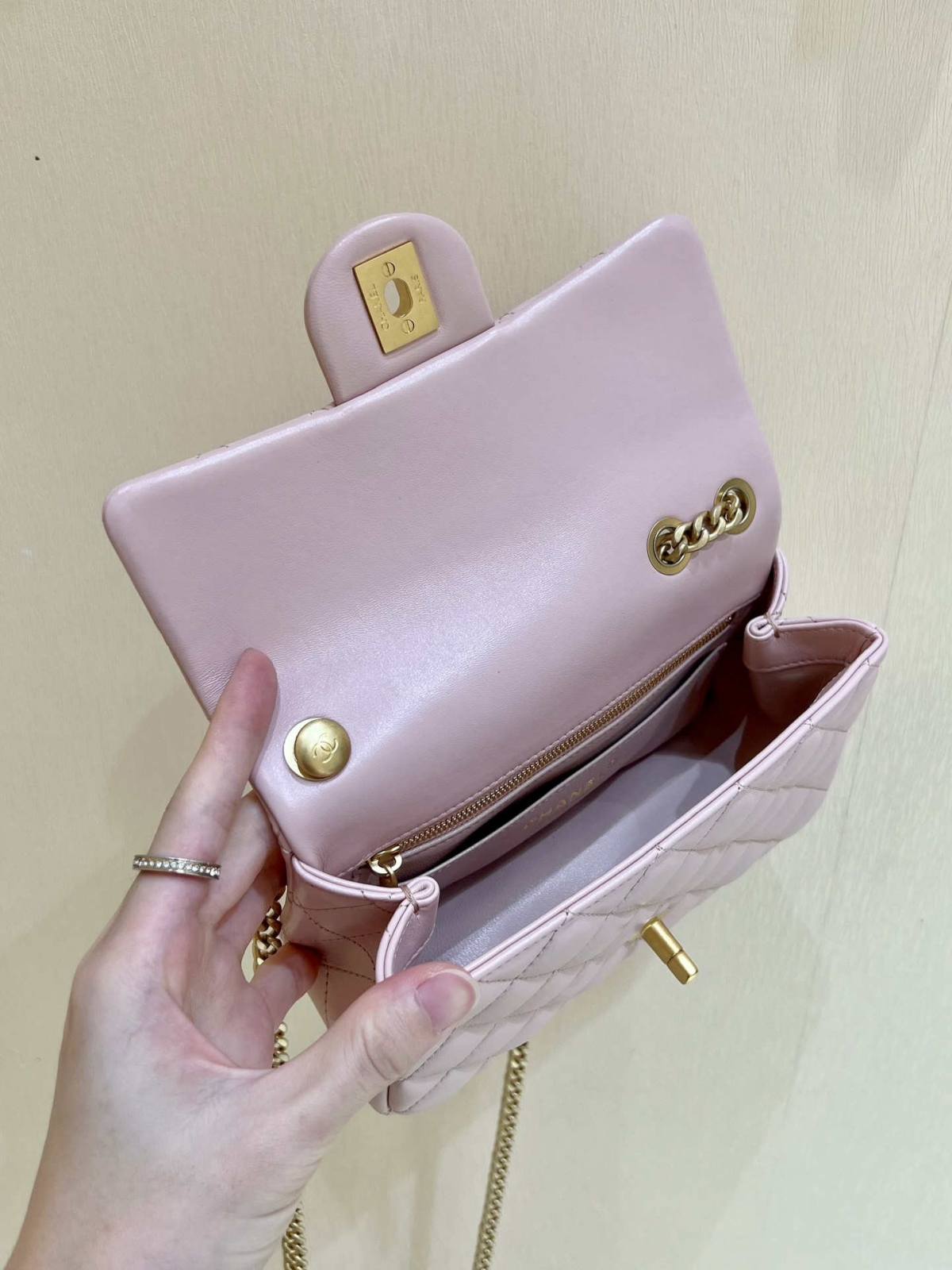 Ellebag’s Masterful Recreation of the Chanel 23S 4040 Pink Lambskin Flap Bag with Gold Hardware(2024 Dec Updated)-Best Quality Fake Louis Vuitton Bag Online Store, Replica designer bag ru