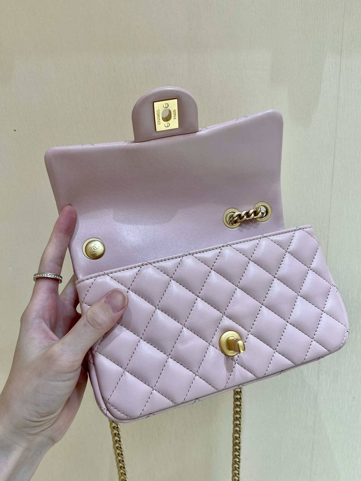 Ellebag’s Masterful Recreation of the Chanel 23S 4040 Pink Lambskin Flap Bag with Gold Hardware(2024 Dec Updated)-Best Quality Fake Louis Vuitton Bag Online Store, Replica designer bag ru