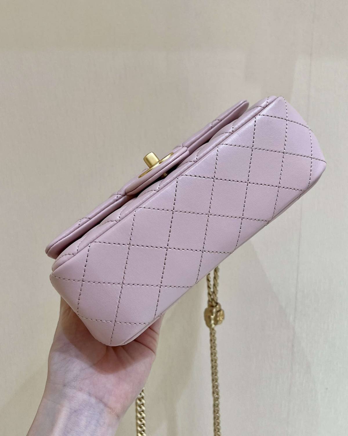 Ellebag’s Masterful Recreation of the Chanel 23S 4040 Pink Lambskin Flap Bag with Gold Hardware(2024 Dec Updated)-Best Quality Fake Louis Vuitton Bag Online Store, Replica designer bag ru