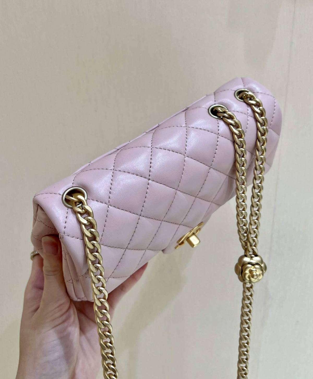 Ellebag’s Masterful Recreation of the Chanel 23S 4040 Pink Lambskin Flap Bag with Gold Hardware(2024 Dec Updated)-Best Quality Fake Louis Vuitton Bag Online Store, Replica designer bag ru