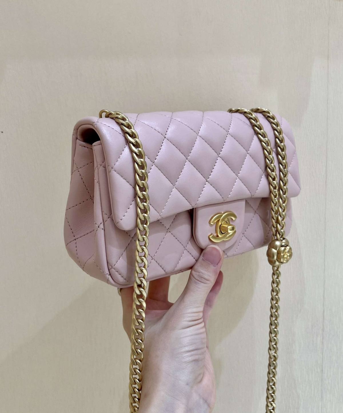 Ellebag’s Masterful Recreation of the Chanel 23S 4040 Pink Lambskin Flap Bag with Gold Hardware(2024 Dec Updated)-Best Quality Fake Louis Vuitton Bag Online Store, Replica designer bag ru