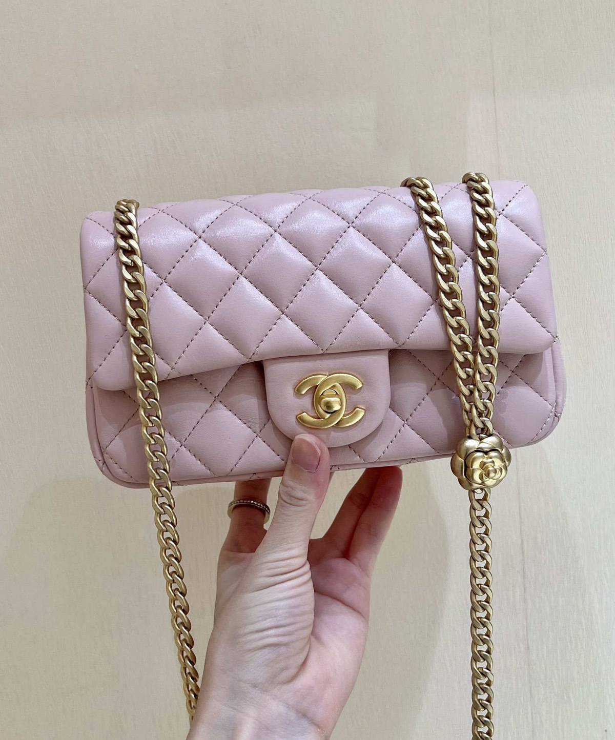 Ellebag’s Masterful Recreation of the Chanel 23S 4040 Pink Lambskin Flap Bag with Gold Hardware(2024 Dec Updated)-Best Quality Fake Louis Vuitton Bag Online Store, Replica designer bag ru