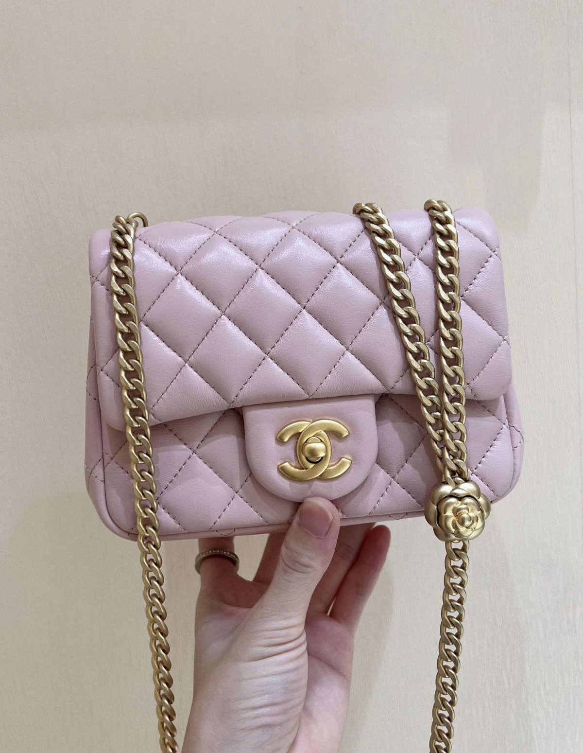 Ellebag’s Masterful Recreation of the Chanel 23S 4040 Pink Lambskin Flap Bag with Gold Hardware(2024 Dec Updated)-Best Quality Fake Louis Vuitton Bag Online Store, Replica designer bag ru