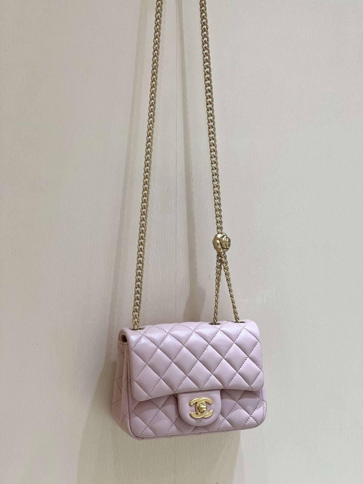 Ellebag’s Masterful Recreation of the Chanel 23S 4040 Pink Lambskin Flap Bag with Gold Hardware(2024 Dec Updated)-Best Quality Fake Louis Vuitton Bag Online Store, Replica designer bag ru