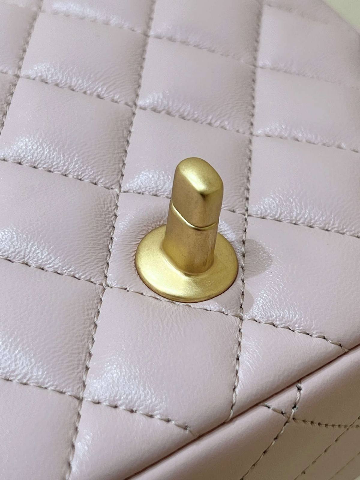 Ellebag’s Masterful Recreation of the Chanel 23S 4040 Pink Lambskin Flap Bag with Gold Hardware(2024 Dec Updated)-Best Quality Fake Louis Vuitton Bag Online Store, Replica designer bag ru