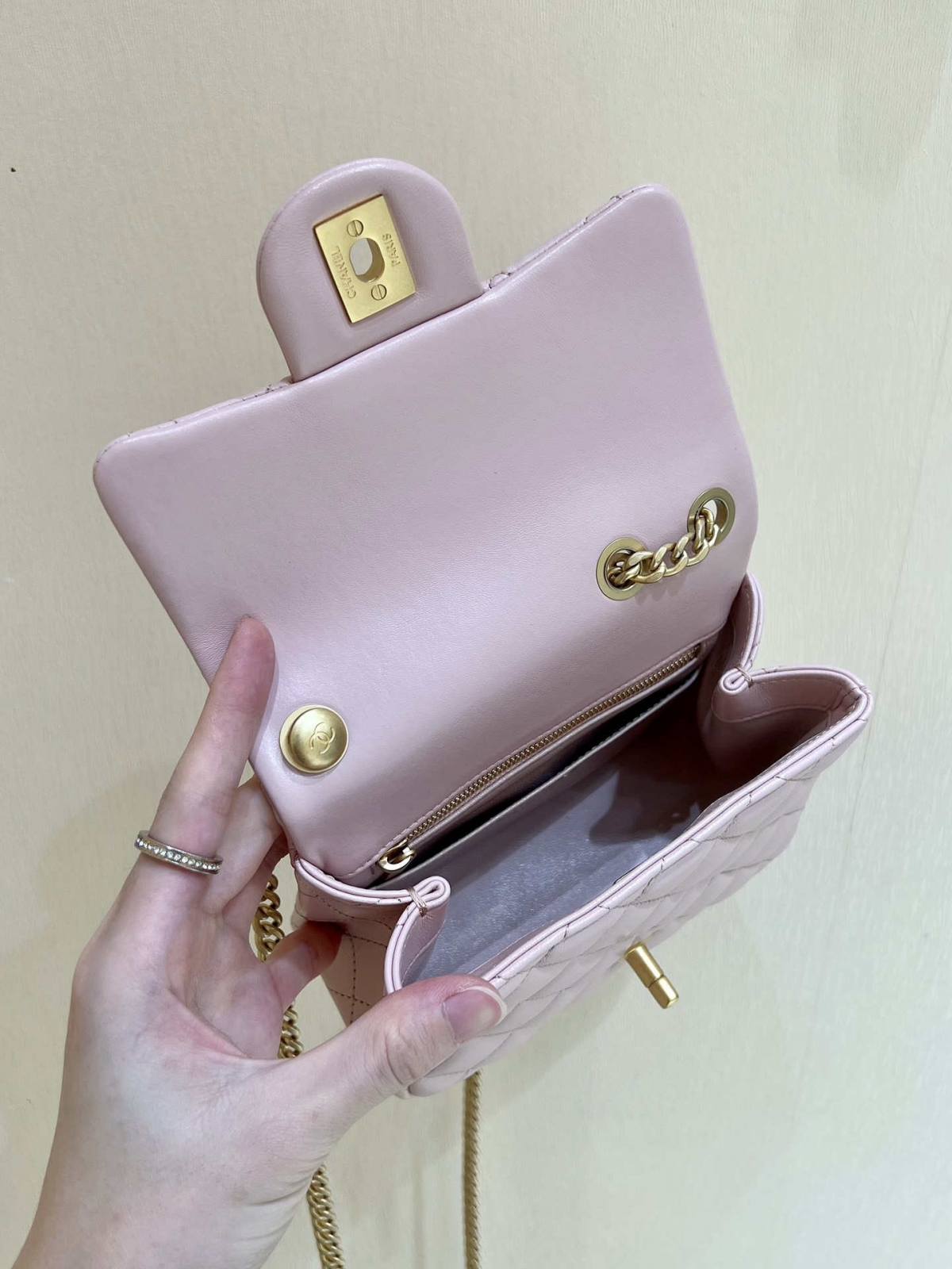 Ellebag’s Masterful Recreation of the Chanel 23S 4040 Pink Lambskin Flap Bag with Gold Hardware(2024 Dec Updated)-Best Quality Fake Louis Vuitton Bag Online Store, Replica designer bag ru