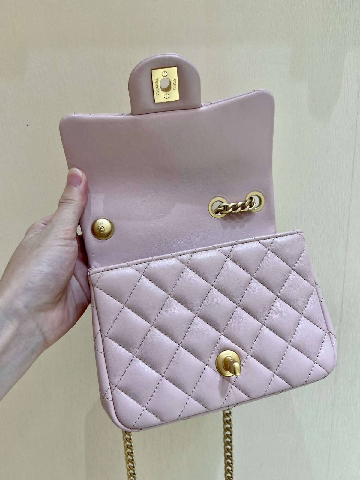 Ellebag’s Masterful Recreation of the Chanel 23S 4040 Pink Lambskin Flap Bag with Gold Hardware(2024 Dec Updated)-Best Quality Fake Louis Vuitton Bag Online Store, Replica designer bag ru