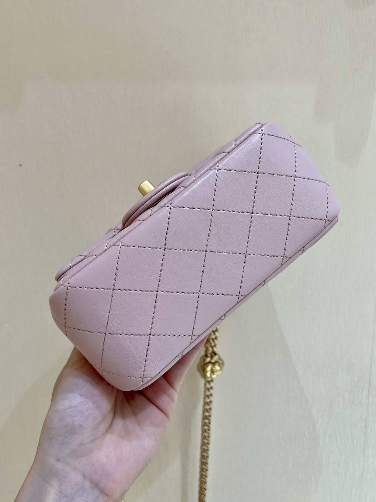 Ellebag’s Masterful Recreation of the Chanel 23S 4040 Pink Lambskin Flap Bag with Gold Hardware(2024 Dec Updated)-Best Quality Fake Louis Vuitton Bag Online Store, Replica designer bag ru