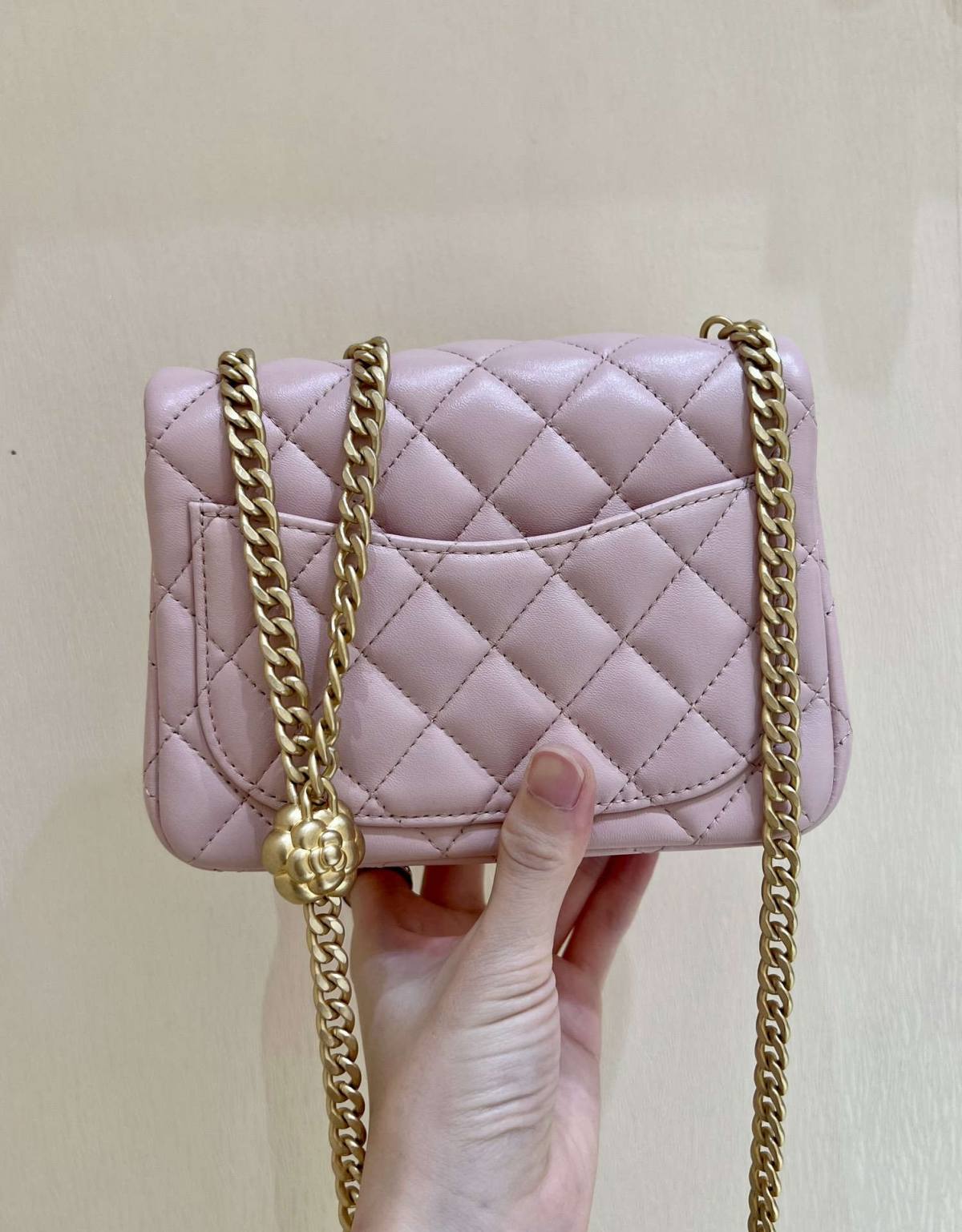 Ellebag’s Masterful Recreation of the Chanel 23S 4040 Pink Lambskin Flap Bag with Gold Hardware(2024 Dec Updated)-Best Quality Fake Louis Vuitton Bag Online Store, Replica designer bag ru