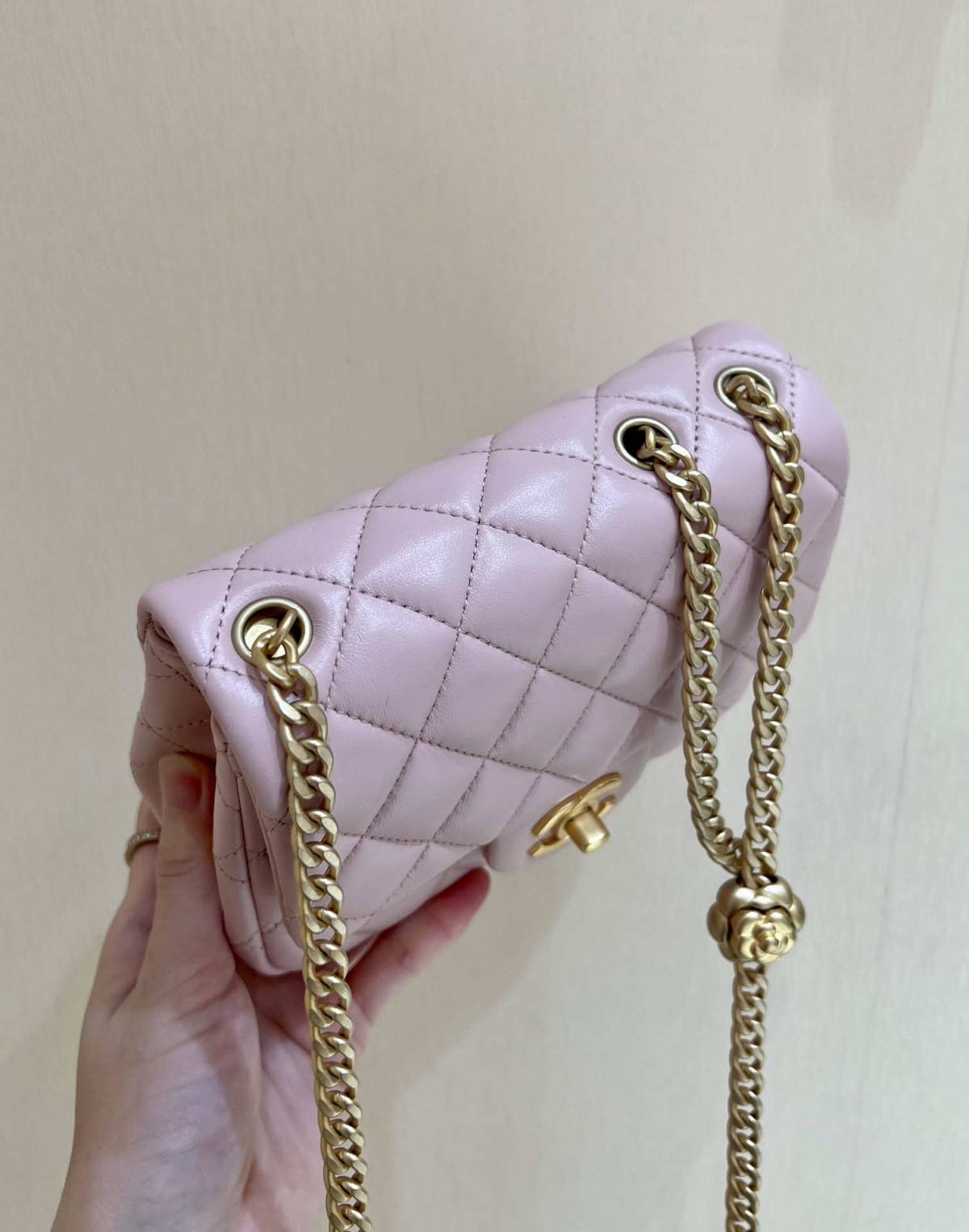 Ellebag’s Masterful Recreation of the Chanel 23S 4040 Pink Lambskin Flap Bag with Gold Hardware(2024 Dec Updated)-Best Quality Fake Louis Vuitton Bag Online Store, Replica designer bag ru