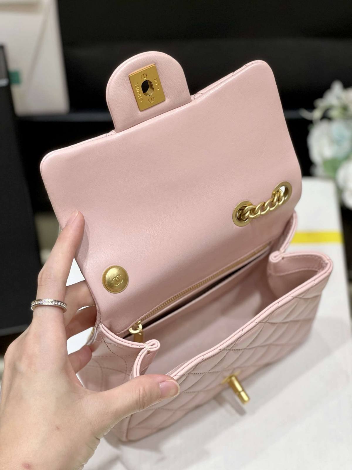 Ellebag’s Masterful Recreation of the Chanel 23S 4040 Pink Lambskin Flap Bag with Gold Hardware(2024 Dec Updated)-Best Quality Fake Louis Vuitton Bag Online Store, Replica designer bag ru