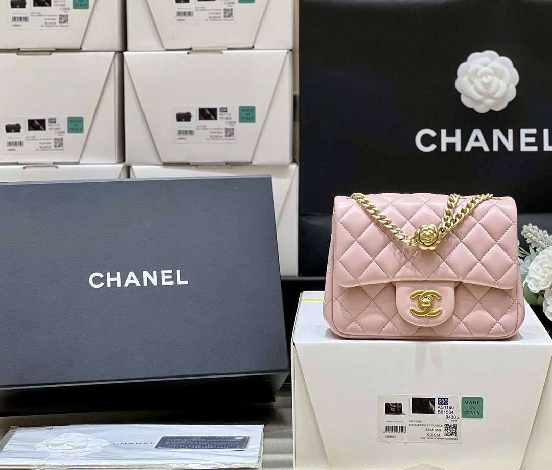 Ellebag’s Masterful Recreation of the Chanel 23S 4040 Pink Lambskin Flap Bag with Gold Hardware(2024 Dec Updated)-Best Quality Fake Louis Vuitton Bag Online Store, Replica designer bag ru