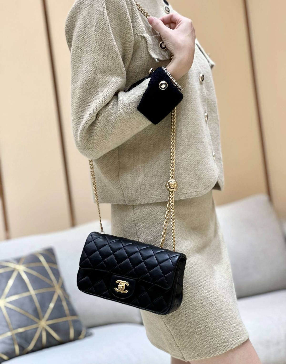 Ellebag’s Masterful Recreation of the Chanel 23S 4041 Black Lambskin Flap Bag with Camellia Clasp(2024 Dec Updated)-Best Quality Fake Louis Vuitton Bag Online Store, Replica designer bag ru