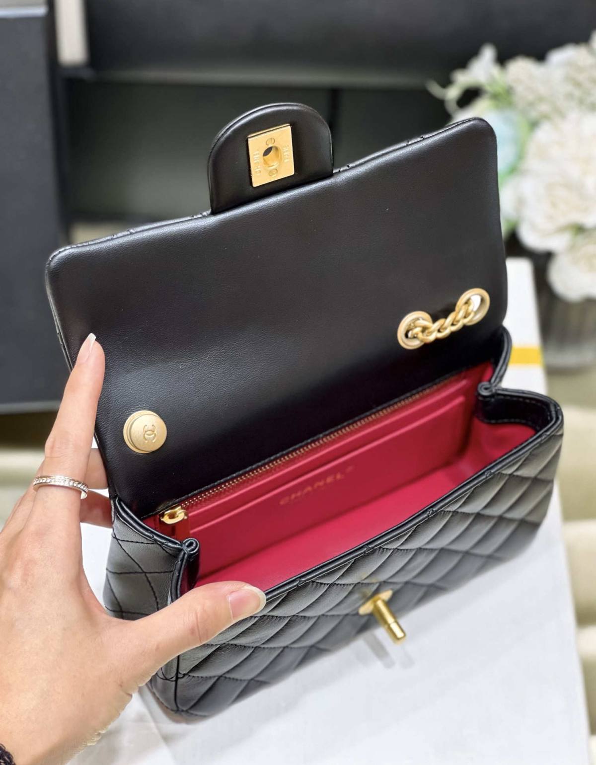 Ellebag’s Masterful Recreation of the Chanel 23S 4041 Black Lambskin Flap Bag with Camellia Clasp(2024 Dec Updated)-Best Quality Fake Louis Vuitton Bag Online Store, Replica designer bag ru