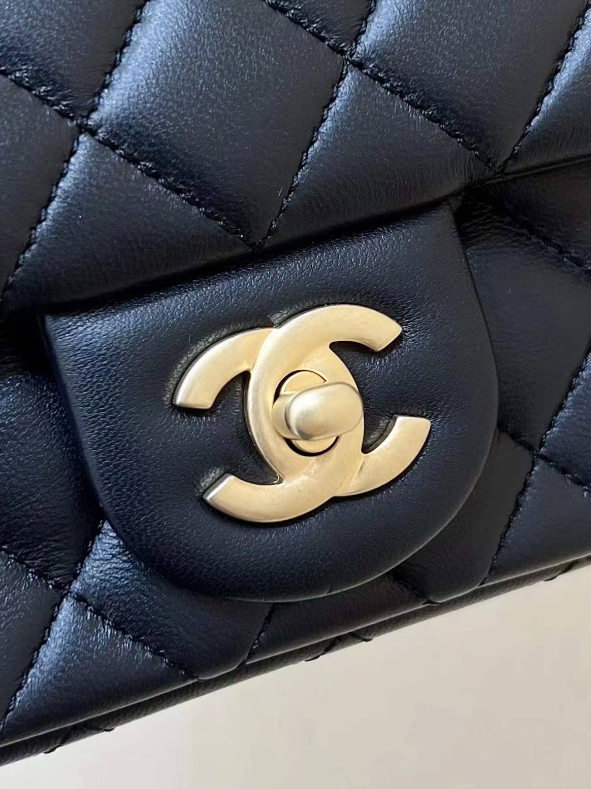 Ellebag’s Masterful Recreation of the Chanel 23S 4041 Black Lambskin Flap Bag with Camellia Clasp(2024 Dec Updated)-Best Quality Fake Louis Vuitton Bag Online Store, Replica designer bag ru