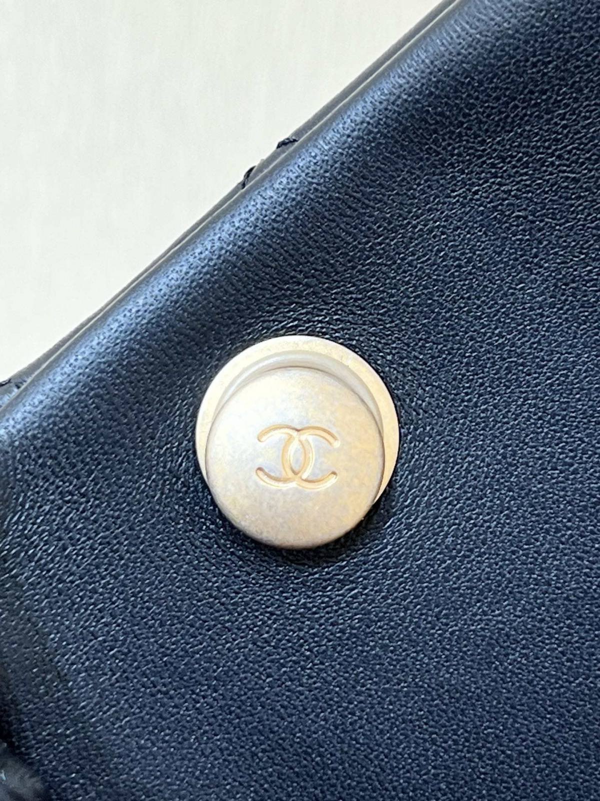 Ellebag’s Masterful Recreation of the Chanel 23S 4041 Black Lambskin Flap Bag with Camellia Clasp(2024 Dec Updated)-Best Quality Fake Louis Vuitton Bag Online Store, Replica designer bag ru