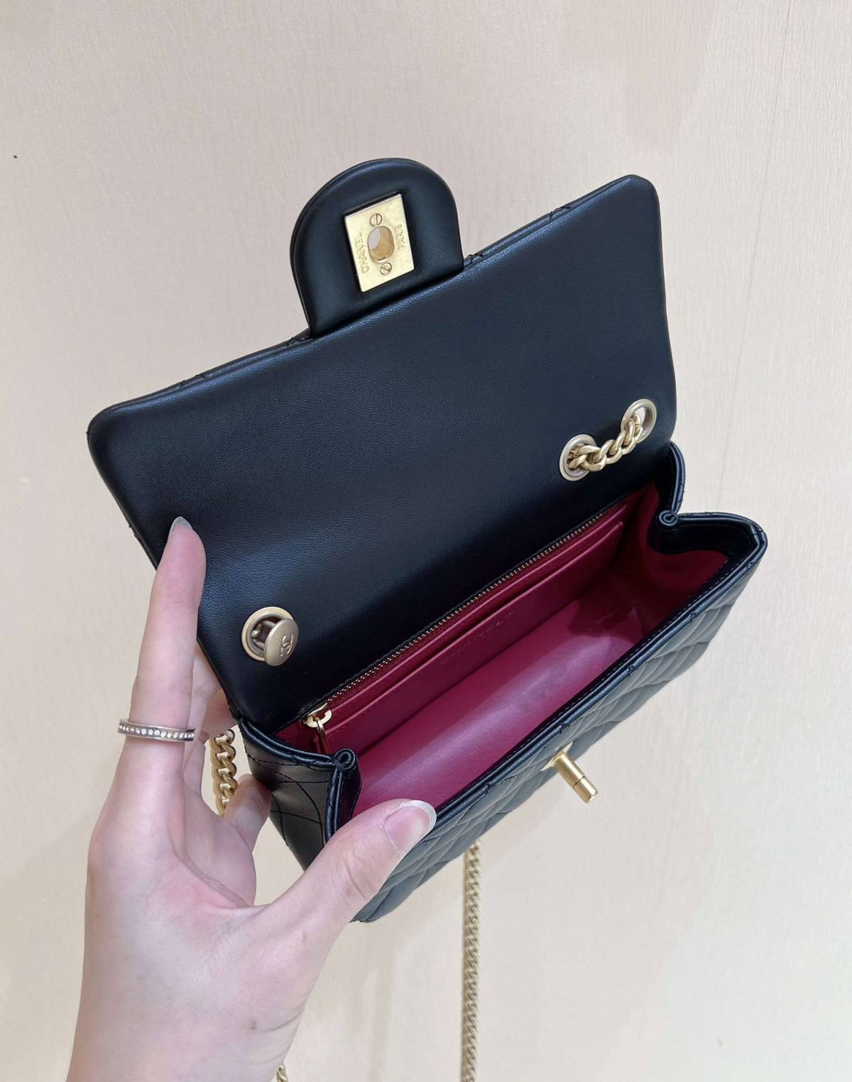 Ellebag’s Masterful Recreation of the Chanel 23S 4041 Black Lambskin Flap Bag with Camellia Clasp(2024 Dec Updated)-Best Quality Fake Louis Vuitton Bag Online Store, Replica designer bag ru