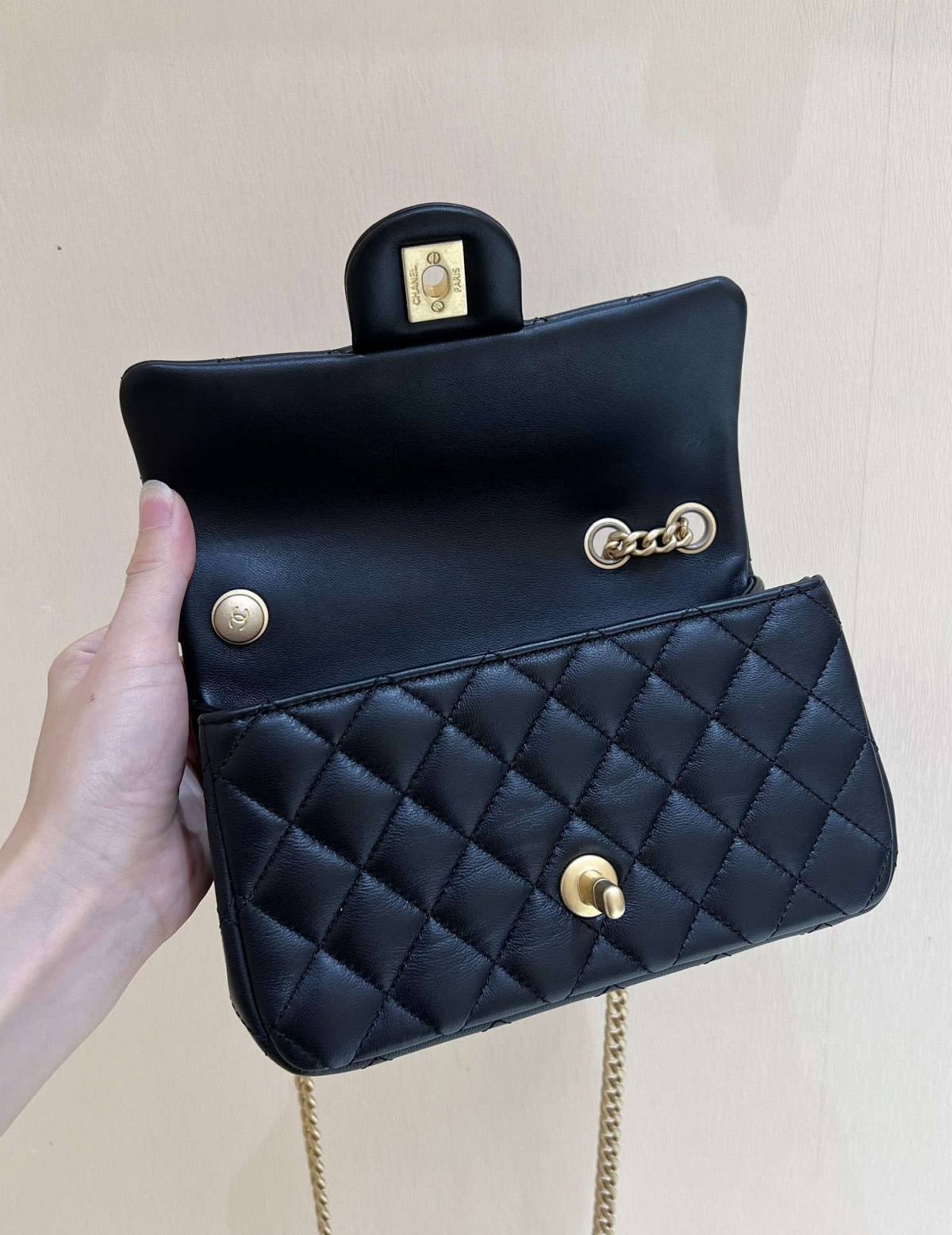 Ellebag’s Masterful Recreation of the Chanel 23S 4041 Black Lambskin Flap Bag with Camellia Clasp(2024 Dec Updated)-Best Quality Fake Louis Vuitton Bag Online Store, Replica designer bag ru