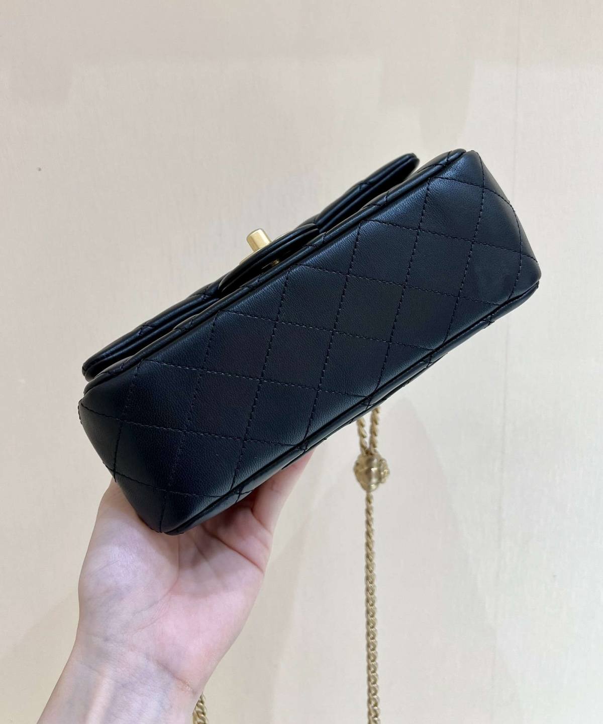 Ellebag’s Masterful Recreation of the Chanel 23S 4041 Black Lambskin Flap Bag with Camellia Clasp(2024 Dec Updated)-Best Quality Fake Louis Vuitton Bag Online Store, Replica designer bag ru