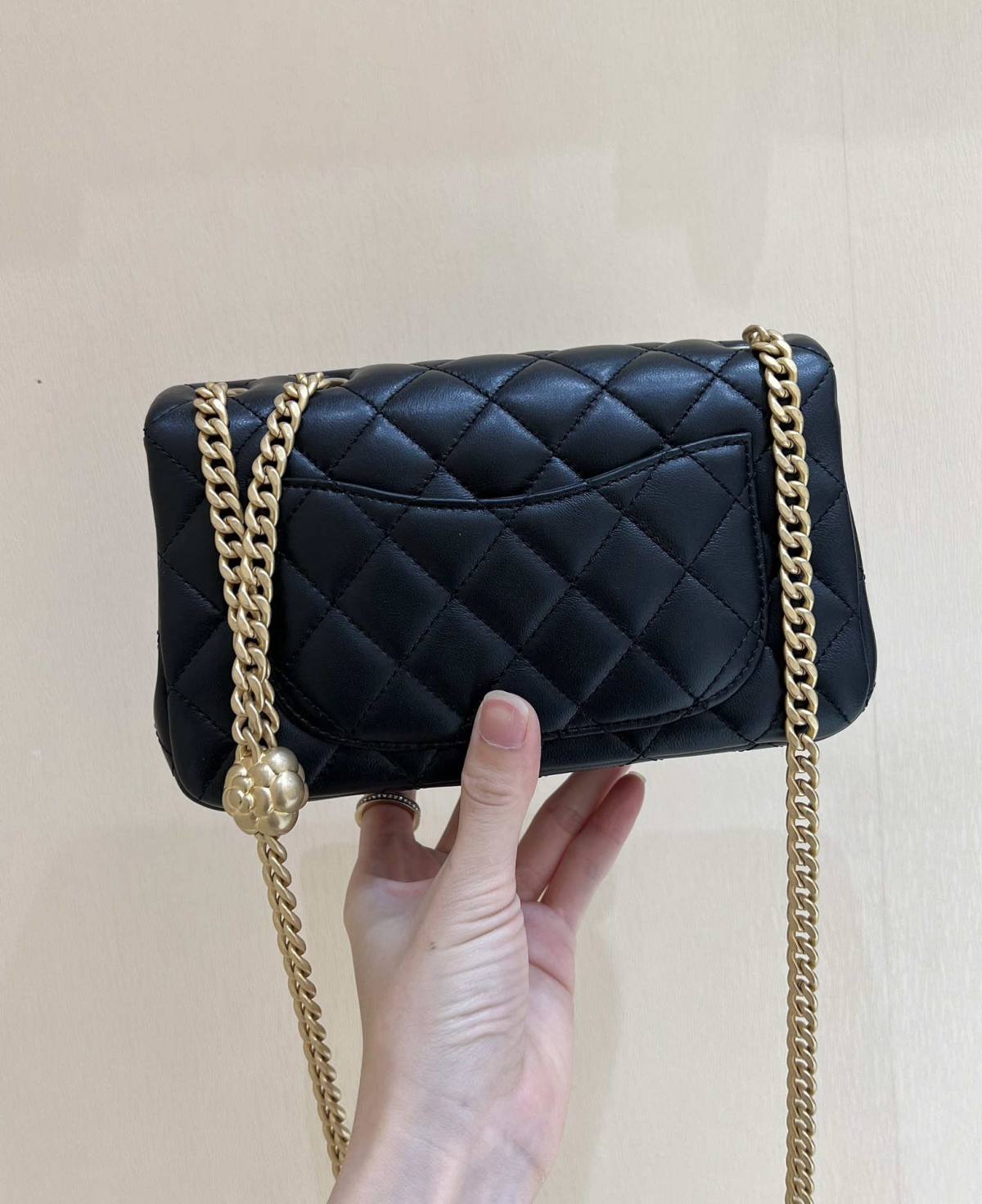 Ellebag’s Masterful Recreation of the Chanel 23S 4041 Black Lambskin Flap Bag with Camellia Clasp(2024 Dec Updated)-Best Quality Fake Louis Vuitton Bag Online Store, Replica designer bag ru