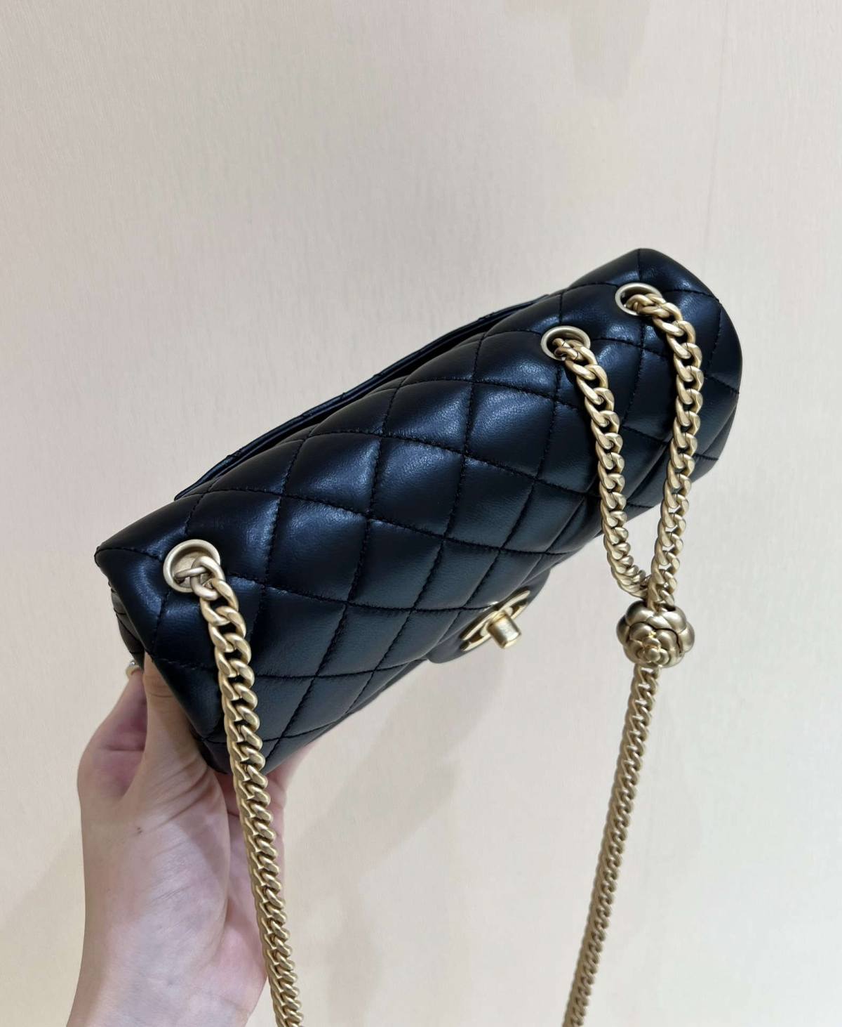 Ellebag’s Masterful Recreation of the Chanel 23S 4041 Black Lambskin Flap Bag with Camellia Clasp(2024 Dec Updated)-Best Quality Fake Louis Vuitton Bag Online Store, Replica designer bag ru