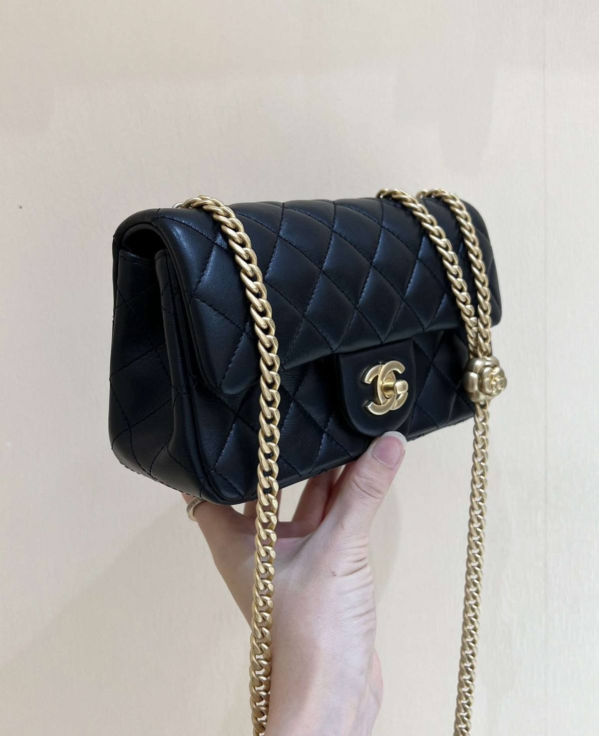 Ellebag’s Masterful Recreation of the Chanel 23S 4041 Black Lambskin Flap Bag with Camellia Clasp(2024 Dec Updated)-Best Quality Fake Louis Vuitton Bag Online Store, Replica designer bag ru