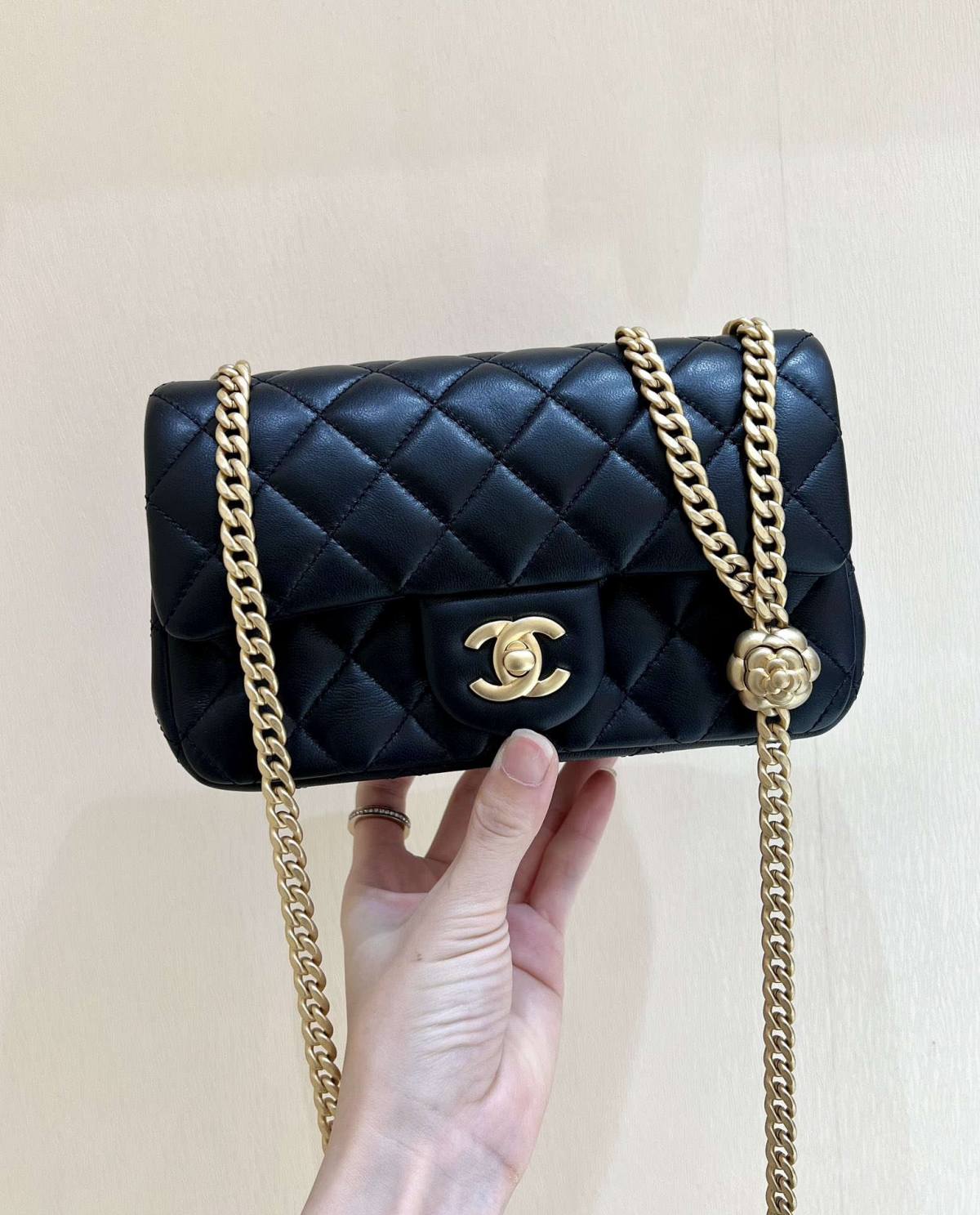 Ellebag’s Masterful Recreation of the Chanel 23S 4041 Black Lambskin Flap Bag with Camellia Clasp(2024 Dec Updated)-Best Quality Fake Louis Vuitton Bag Online Store, Replica designer bag ru