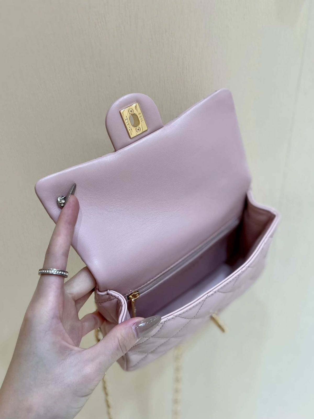 Ellebag’s Masterful Recreation of the Chanel 23S AS4023 Pink Gold Lambskin Top Handle Bag(2024 Dec Updated)-Best Quality Fake Louis Vuitton Bag Online Store, Replica designer bag ru