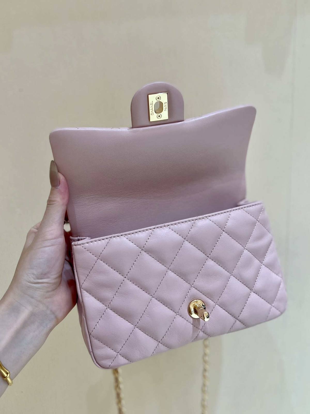 Ellebag’s Masterful Recreation of the Chanel 23S AS4023 Pink Gold Lambskin Top Handle Bag(2024 Dec Updated)-Best Quality Fake Louis Vuitton Bag Online Store, Replica designer bag ru