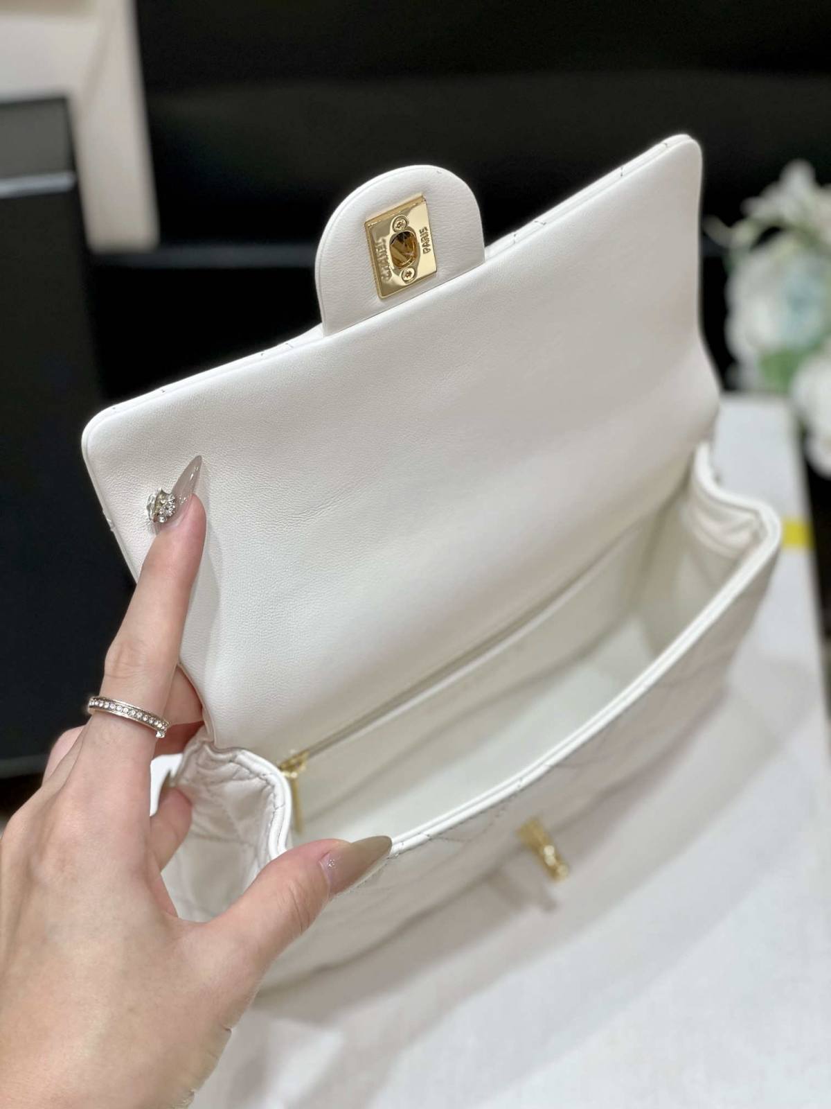 Ellebag’s Masterful Recreation of the Chanel 23S AS4023 White Gold Lambskin Top Handle Bag(2024 Dec Updated)-Bästa kvalitet Fake Louis Vuitton Bag Online Store, Replica designer bag ru