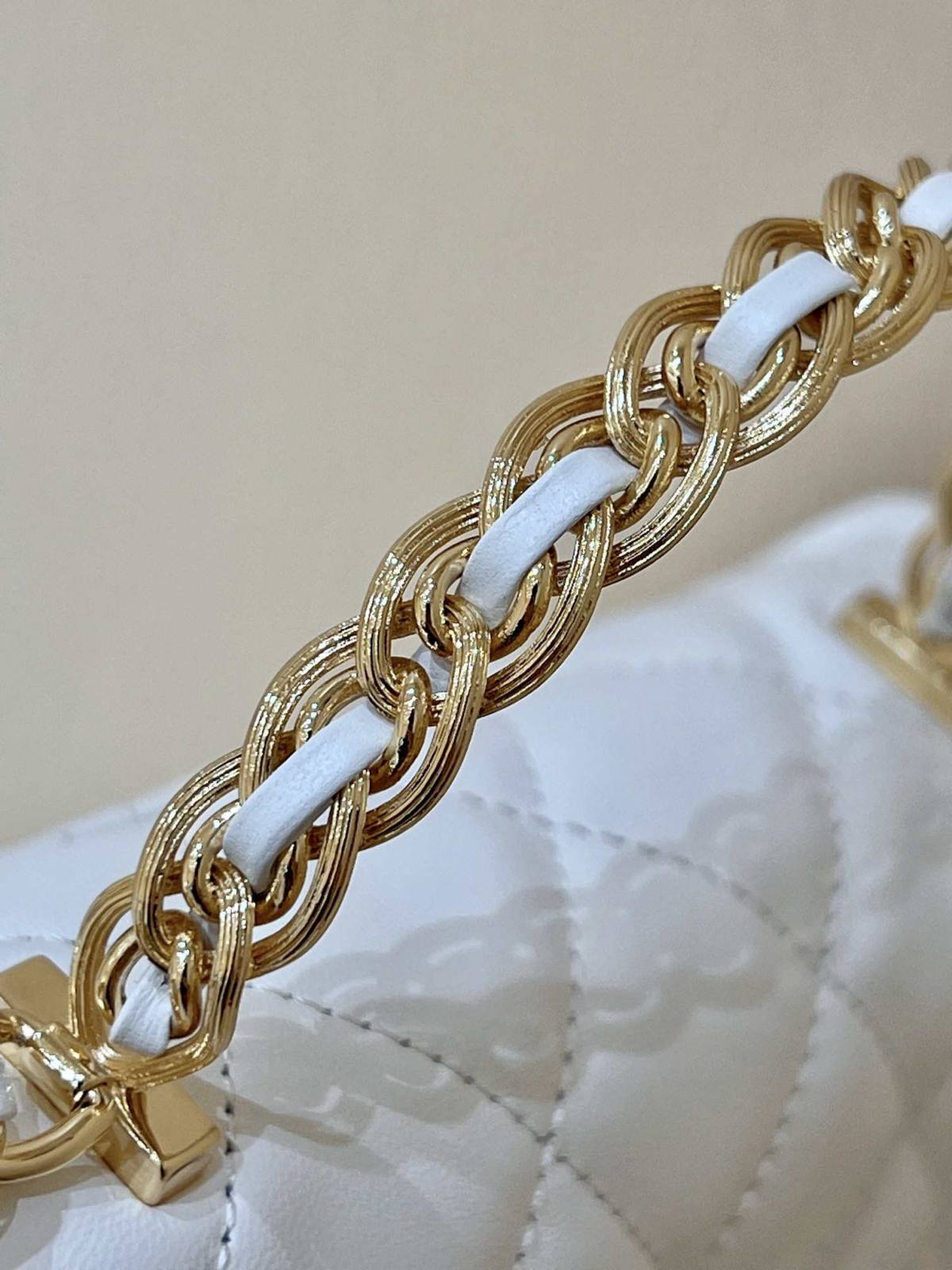 Ellebag’s Masterful Recreation of the Chanel 23S AS4023 White Gold Lambskin Top Handle Bag(2024 Dec Updated)-Bästa kvalitet Fake Louis Vuitton Bag Online Store, Replica designer bag ru