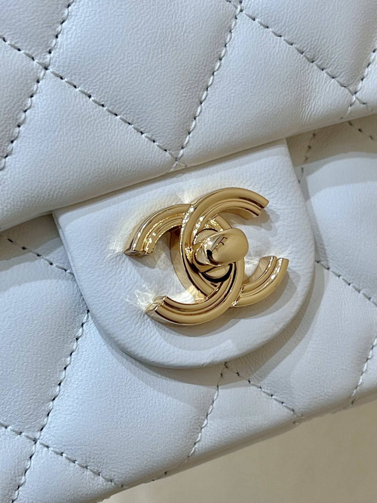 Ellebag’s Masterful Recreation of the Chanel 23S AS4023 White Gold Lambskin Top Handle Bag(2024 Dec Updated)-Bästa kvalitet Fake Louis Vuitton Bag Online Store, Replica designer bag ru