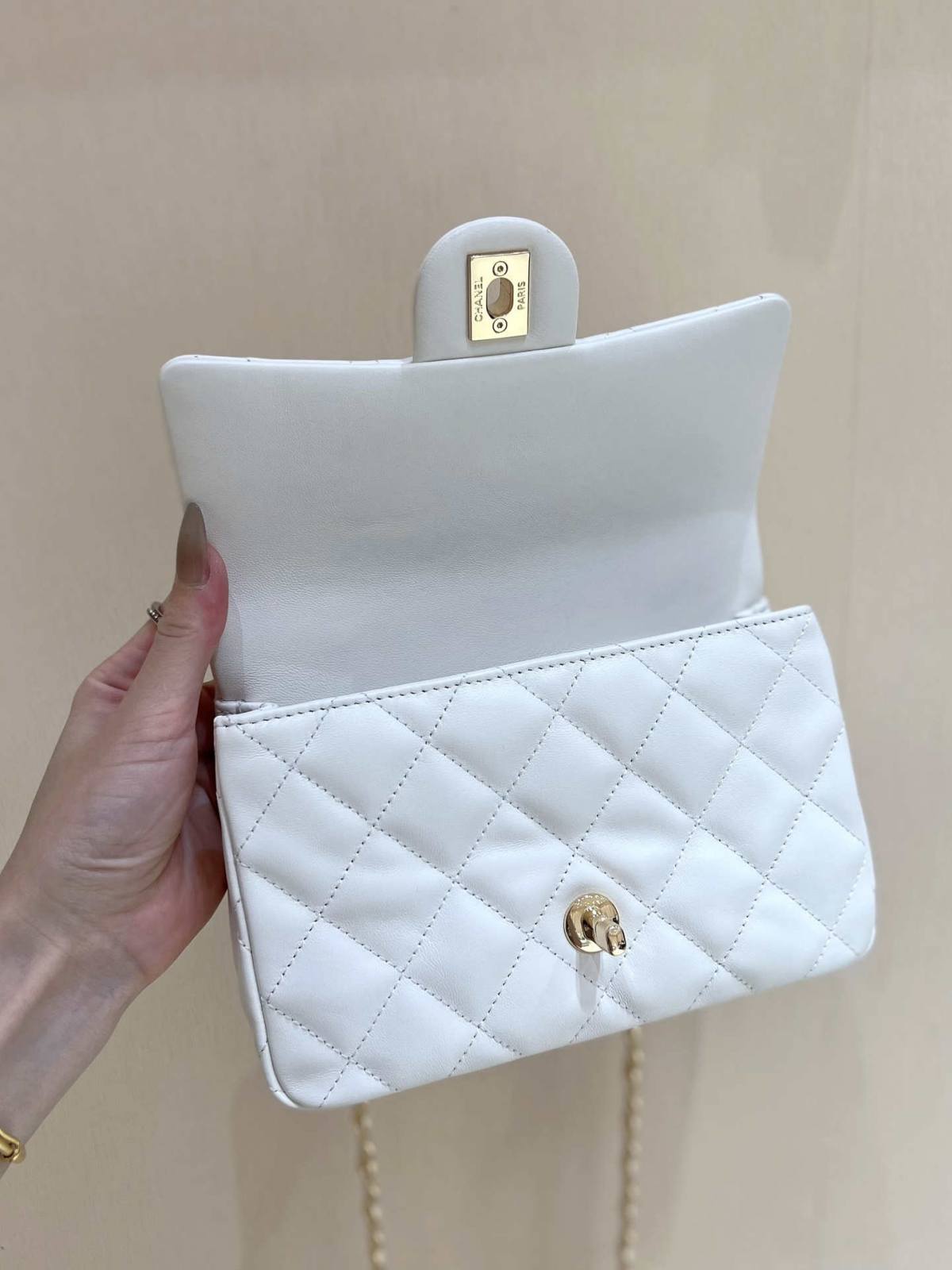 Ellebag’s Masterful Recreation of the Chanel 23S AS4023 White Gold Lambskin Top Handle Bag(2024 Dec Updated)-Bästa kvalitet Fake Louis Vuitton Bag Online Store, Replica designer bag ru